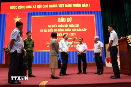 Kiểm tra công tác chuẩn bị bầu cử sớm tại khu vực bỏ phiếu số 3 (tại Vùng 2 Hải quân, xã Long Sơn). (Ảnh: Đoàn Mạnh Dương/TTXVN)