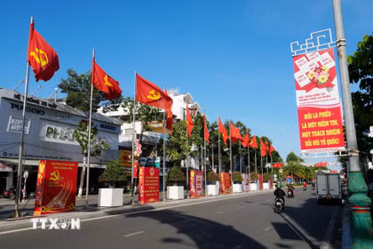 Cờ, hoa và panô tuyên truyền về cuộc bầu cử đại biểu Quốc hội khóa XVI và đại biểu Hội đồng nhân dân các cấp nhiệm kỳ 2026-2031 được trang trí trên tuyến đường 16 tháng 4 phường Phan Rang (Khánh Hòa). (Ảnh: Nguyễn Thành/TTXVN)