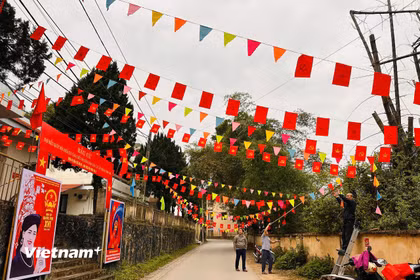 Người dân trang trí tại điểm bỏ phiếu tại phường Tân Giang, Cao Bằng. (Ảnh: Vietnam+)