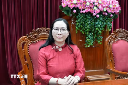 Ủy viên Ban Thường vụ Tỉnh ủy, Phó Chủ tịch Thường trực Ủy ban MTTQ Việt Nam tỉnh Vĩnh Long Nguyễn Thị Hồng Nhung trả lời phỏng vấn phóng viên TTXVN. (Ảnh: Phạm Minh Tuấn/TTXVN)