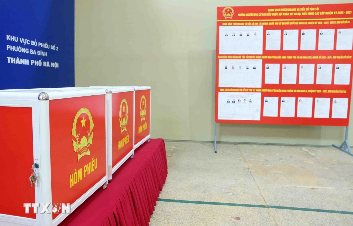 Hòm phiếu tại khu vực bỏ phiếu số 2, phường Ba Đình, thành phố Hà Nội được chuẩn bị chu đáo, bảo đảm trang trọng và bảo mật. (Ảnh: Phạm Kiên/TTXVN)