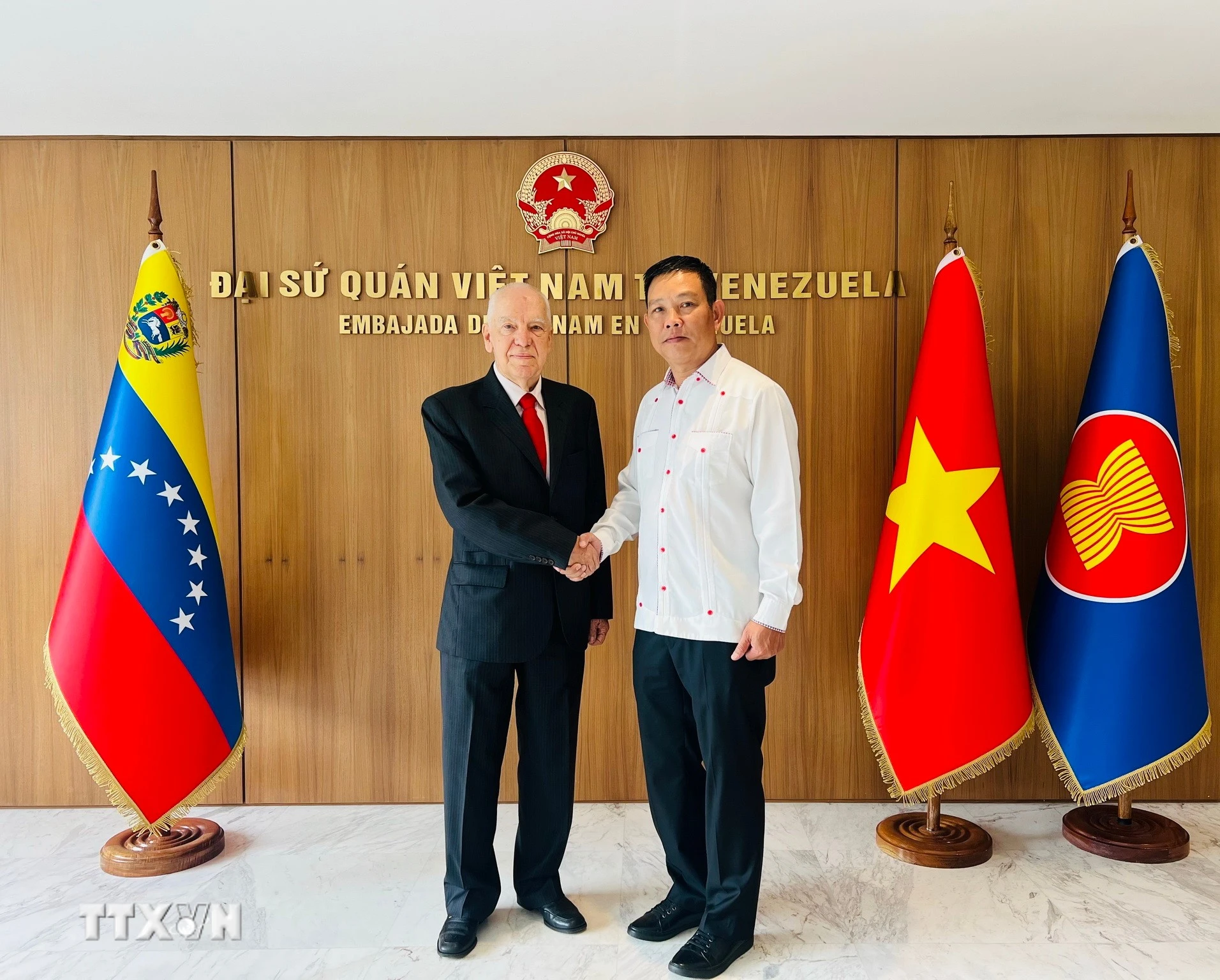 Đại sứ Vũ Trung Mỹ tiếp Tiến sỹ Carolus Wimmer, Chủ tịch Nhà Hữu nghị Venezuela-Việt Nam. (Nguồn: TTXVN phát)