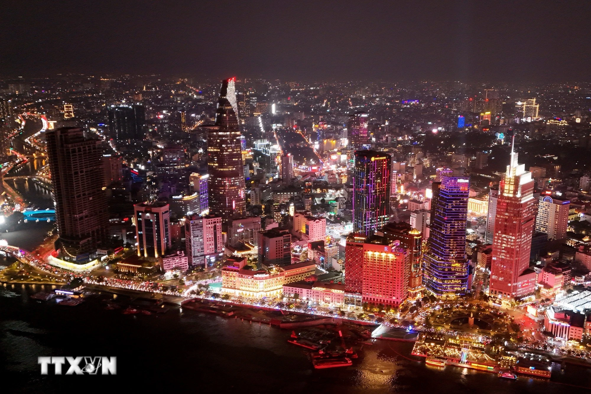 Toàn cảnh trung tâm Thành phố Hồ Chí Minh rực sắc Đỏ bên sông Sài Gòn hướng về Đại hội XIV. (Ảnh: Hồng Đạt/TTXVN)