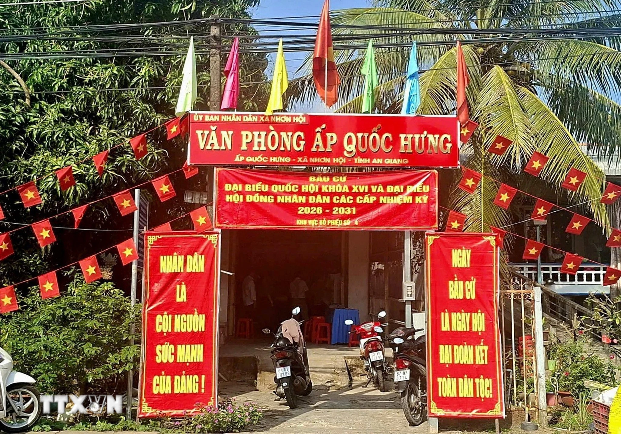 Các điểm bầu cử trên địa bàn xã Nhơn Hội (tỉnh An Giang) được hoàng rực rỡ, tạo không khí háo hức, sẵn sàng cho Ngày bầu cử. (Ảnh: Công Mạo/TTXVN)
