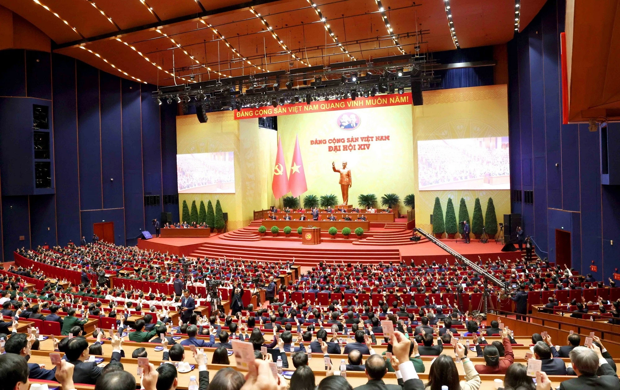 Đại hội biểu quyết thông qua danh sách bầu cử Ban chấp hành Trung ương Đảng khóa XIV. (Nguồn: TTXVN)