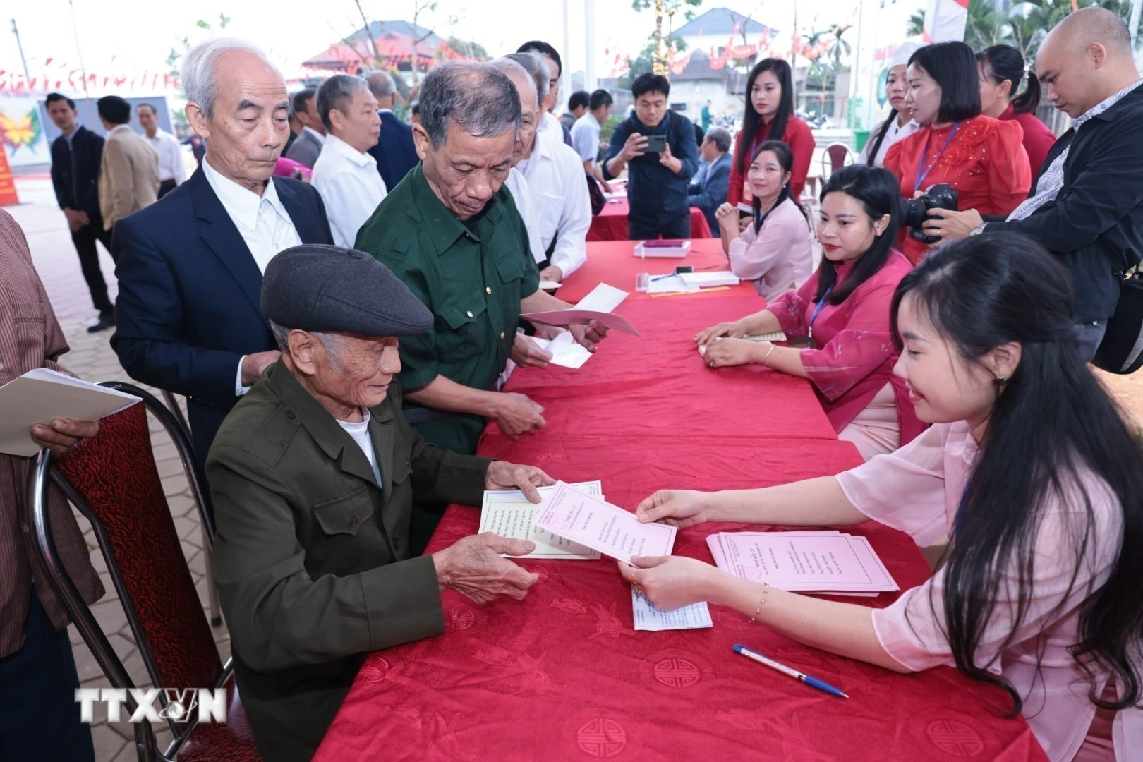 Cử tri nhận phiếu bầu cử. (Ảnh: Trần Việt/TTXVN)