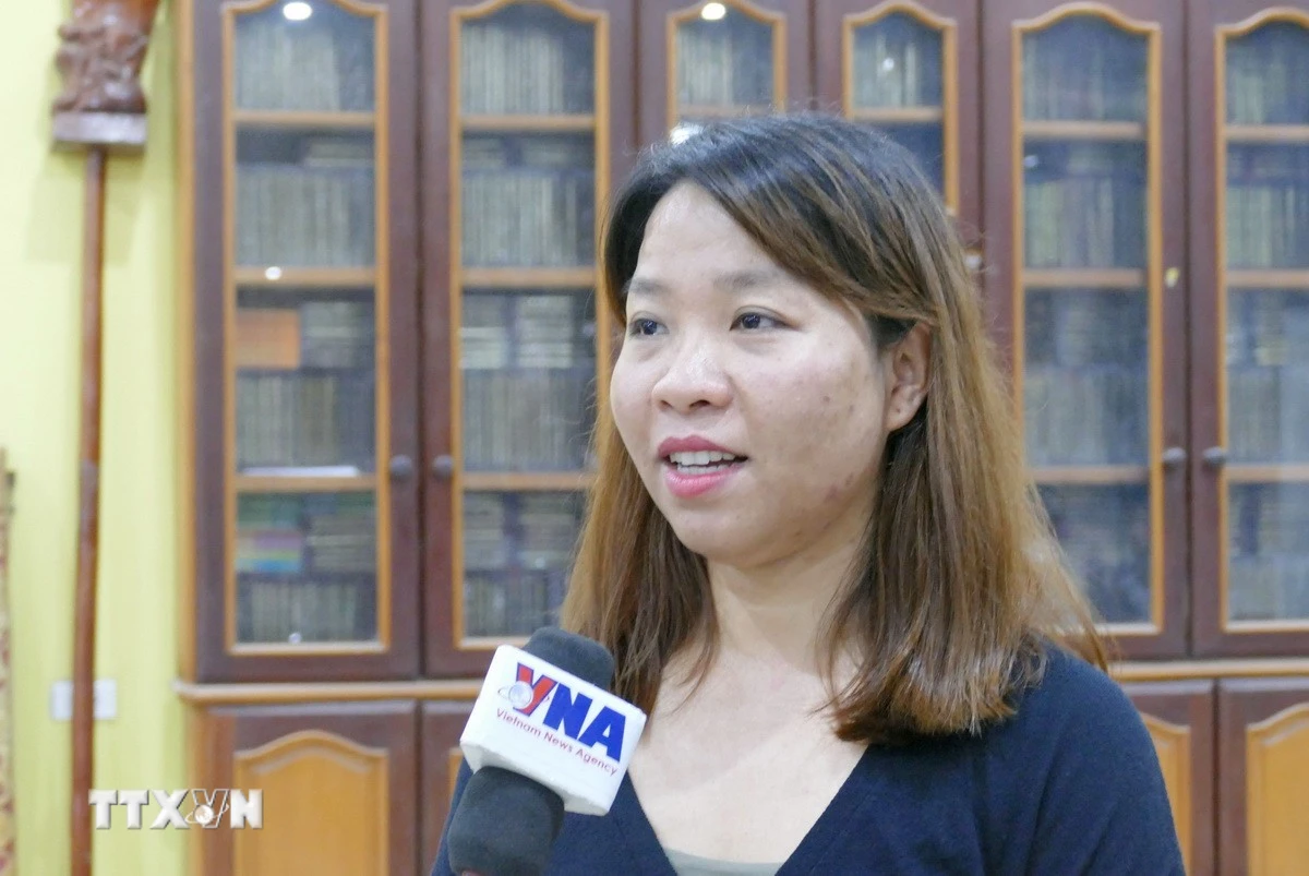 Chị Nguyễn Thị Thu Huyền, Chánh Văn phòng Hội người Việt Nam thủ đô Vientiane, trả lời phỏng vấn. (Ảnh: Xuân Tú/TTXVN)