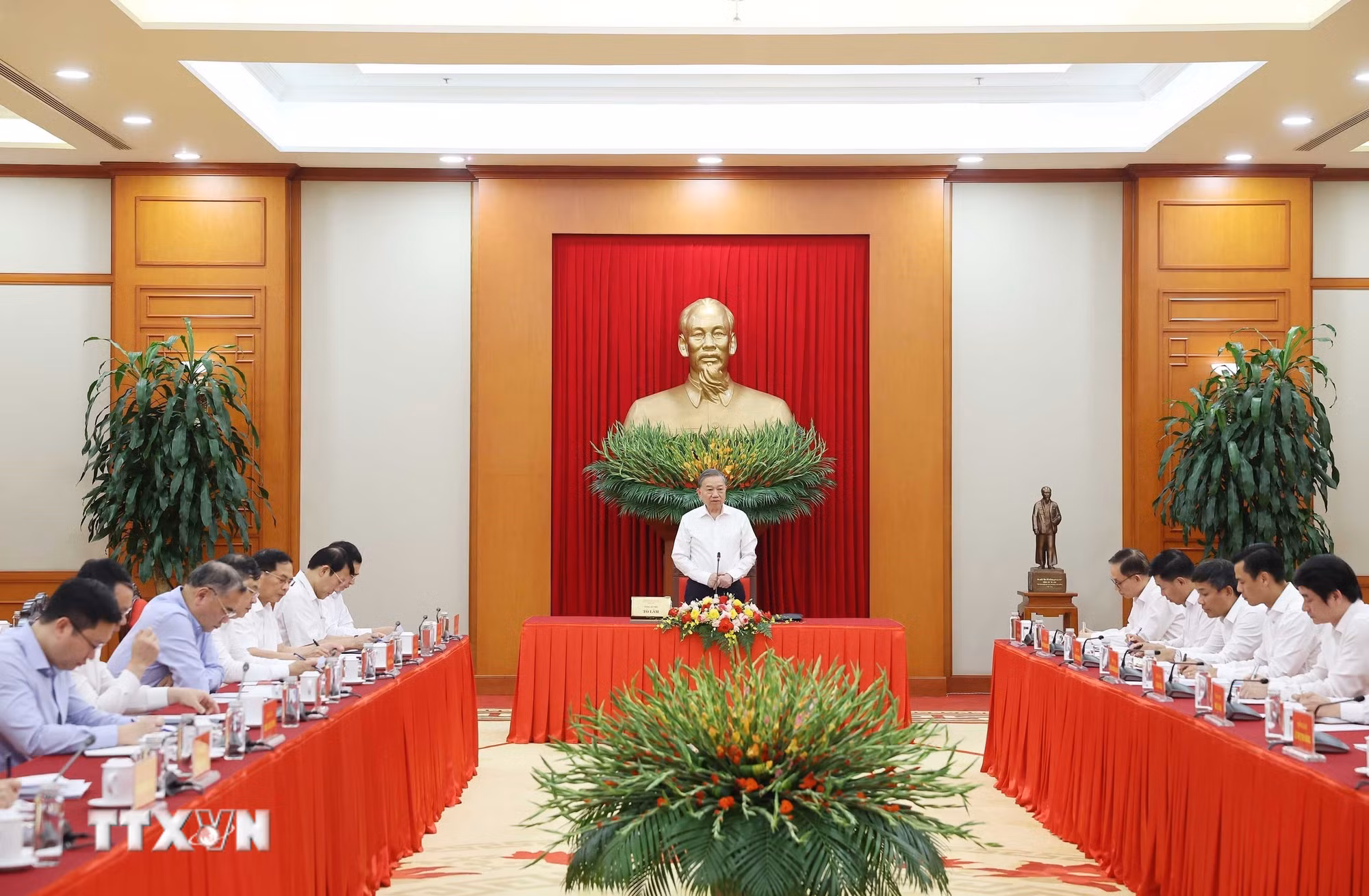 ttxvn-tong-bi-thu-to-lam-chu-tri-lam-viec-voi-ban-thuong-vu-dang-uy-bo-ngoai-giao-8276556-3.jpg