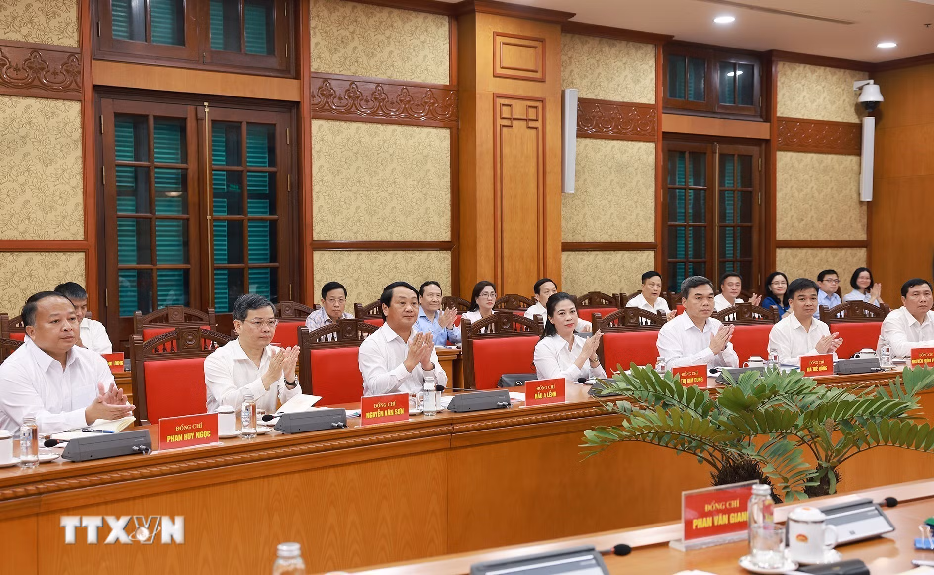 ttxvn-thu-tuong-pham-minh-chinh-chu-tri-lam-viec-voi-ban-thuong-vu-cac-tinh-uy-tay-ninh-va-tuyen-quang-8265373-5.jpg