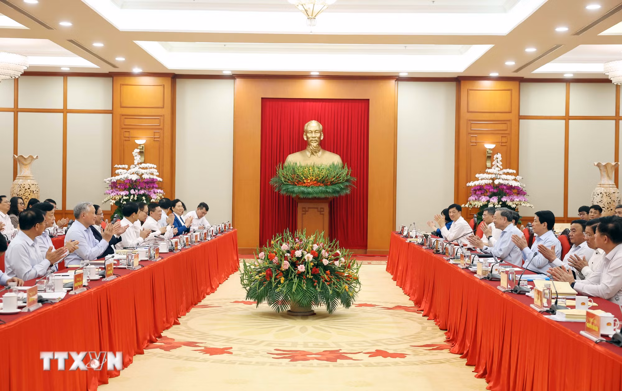 ttxvn-tong-bi-thu-to-lam-chu-tri-buoi-lam-viec-voi-ban-thuong-vu-dang-uy-chinh-phu-8266959-5.jpg