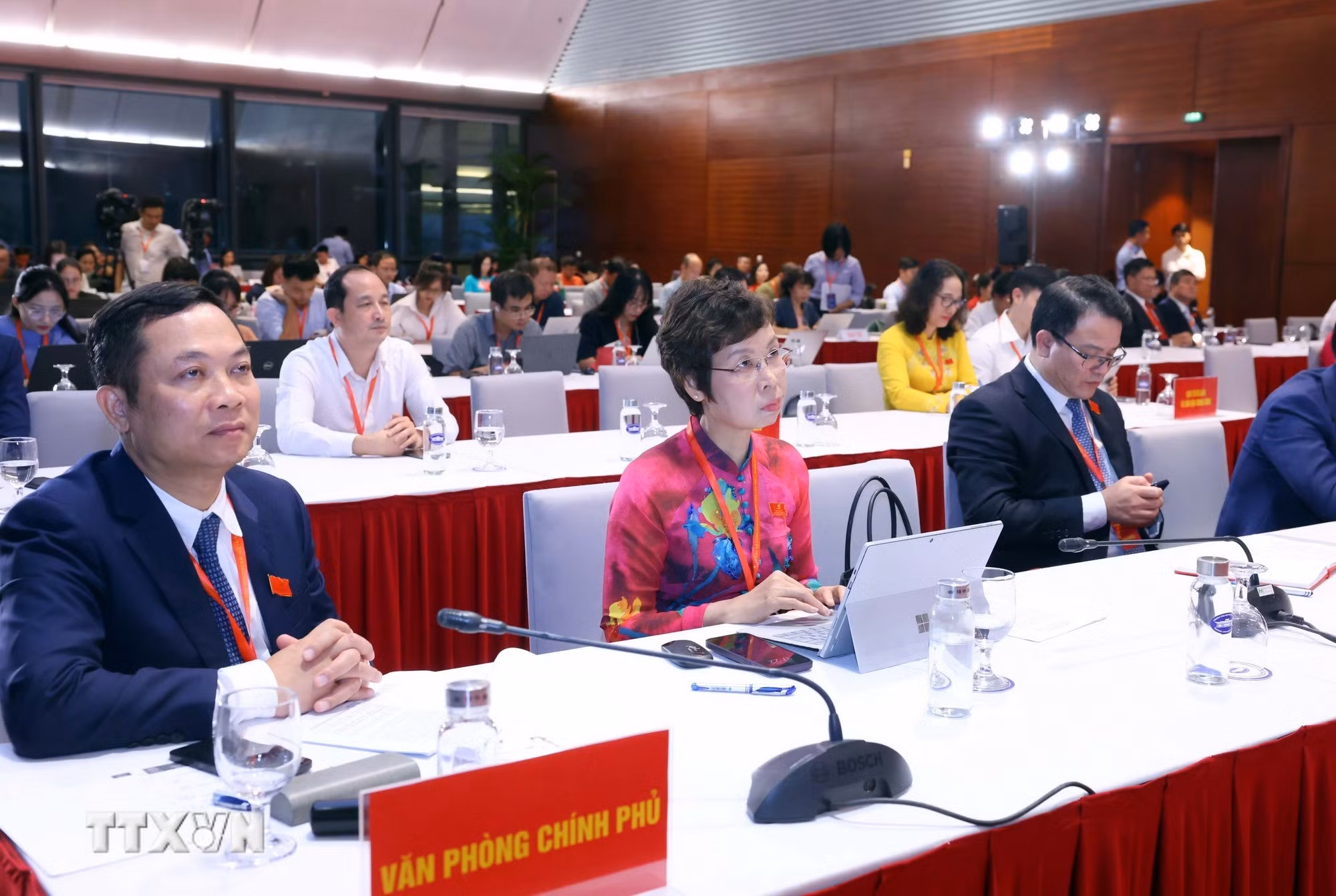 ttxvn-hop-bao-dai-hoi-dai-bieu-dang-bo-chinh-phu-lan-thu-nhat-8336466-7.jpg