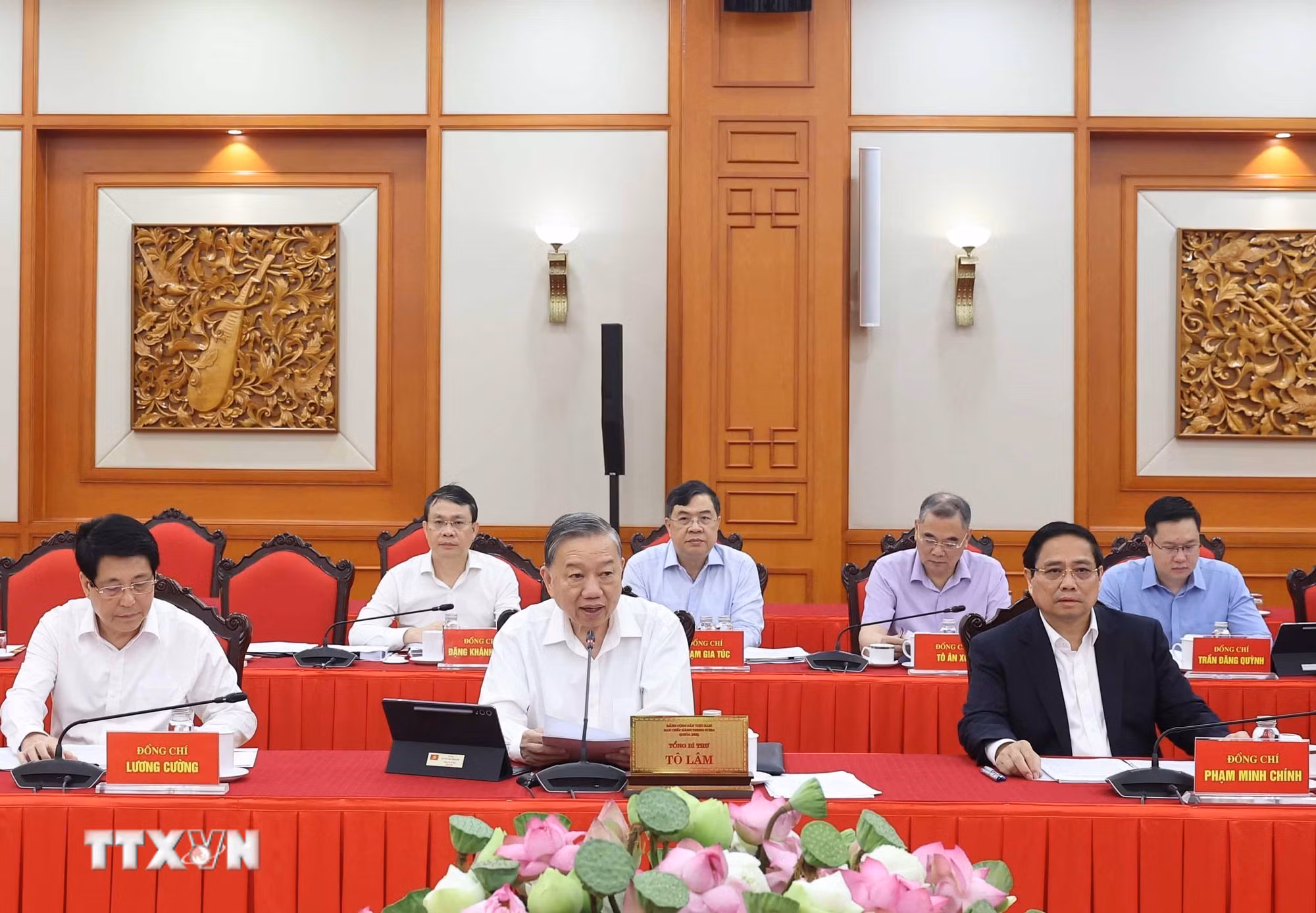 ttxvn-tong-bi-thu-to-lam-chu-tri-buoi-lam-viec-cua-bo-chinh-tri-voi-ban-thuong-vu-dang-uy-quoc-hoi-8269118-7.jpg