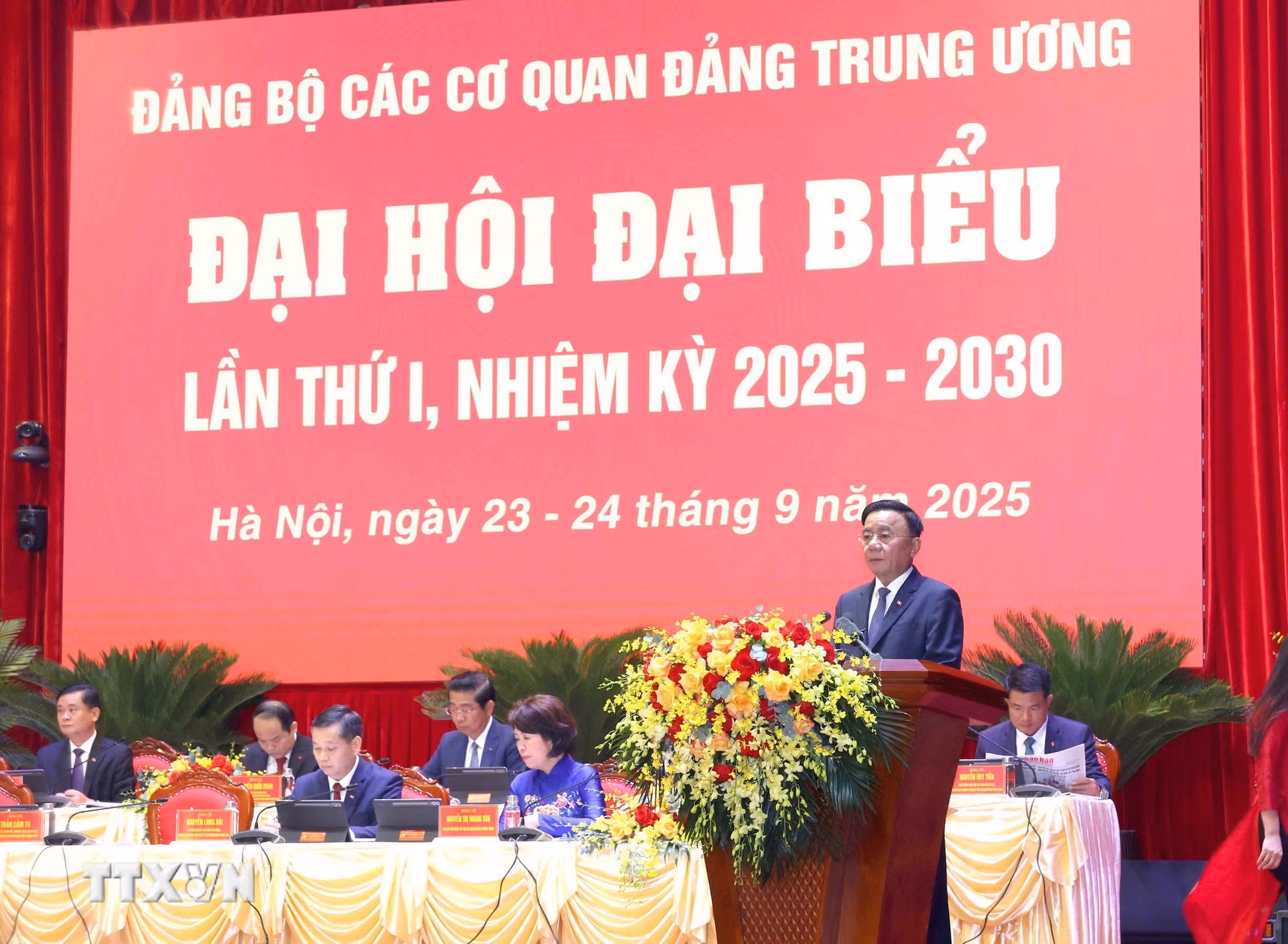 ttxvn-tien-toi-dai-hoi-xiv-cua-dang-dai-hoi-dai-bieu-dang-bo-cac-co-quan-dang-trung-uong-lan-thu-nhat-8292884-4.jpg