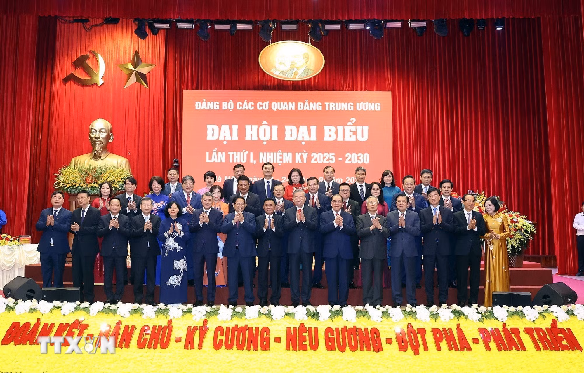 ttxvn-tien-toi-dai-hoi-xiv-cua-dang-dai-hoi-dai-bieu-dang-bo-cac-co-quan-dang-trung-uong-lan-thu-nhat-8293348-10.jpg