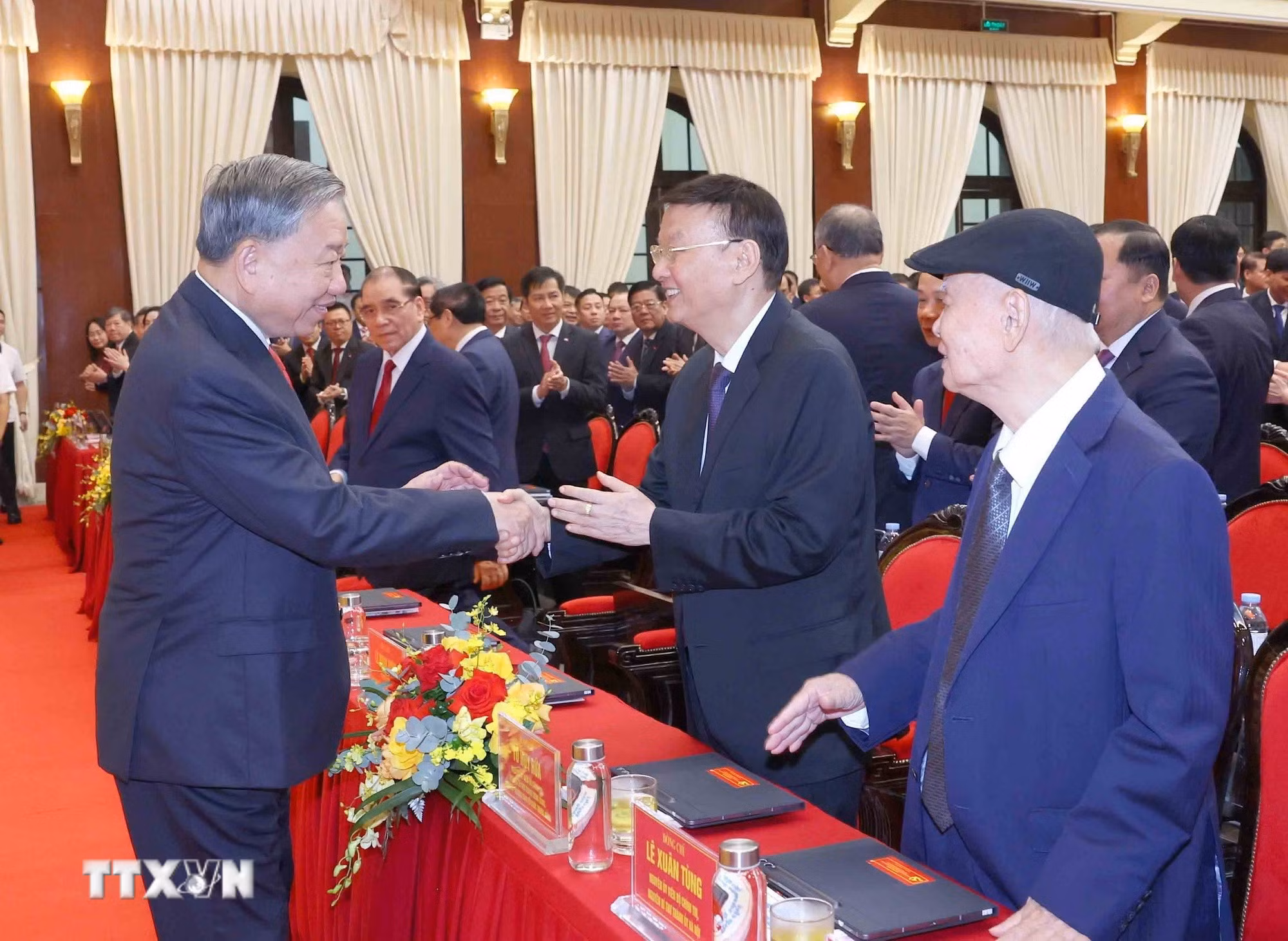 ttxvn-tien-toi-dai-hoi-xiv-cua-dang-dai-hoi-dai-bieu-dang-bo-cac-co-quan-dang-trung-uong-lan-thu-nhat-8292884-6.jpg