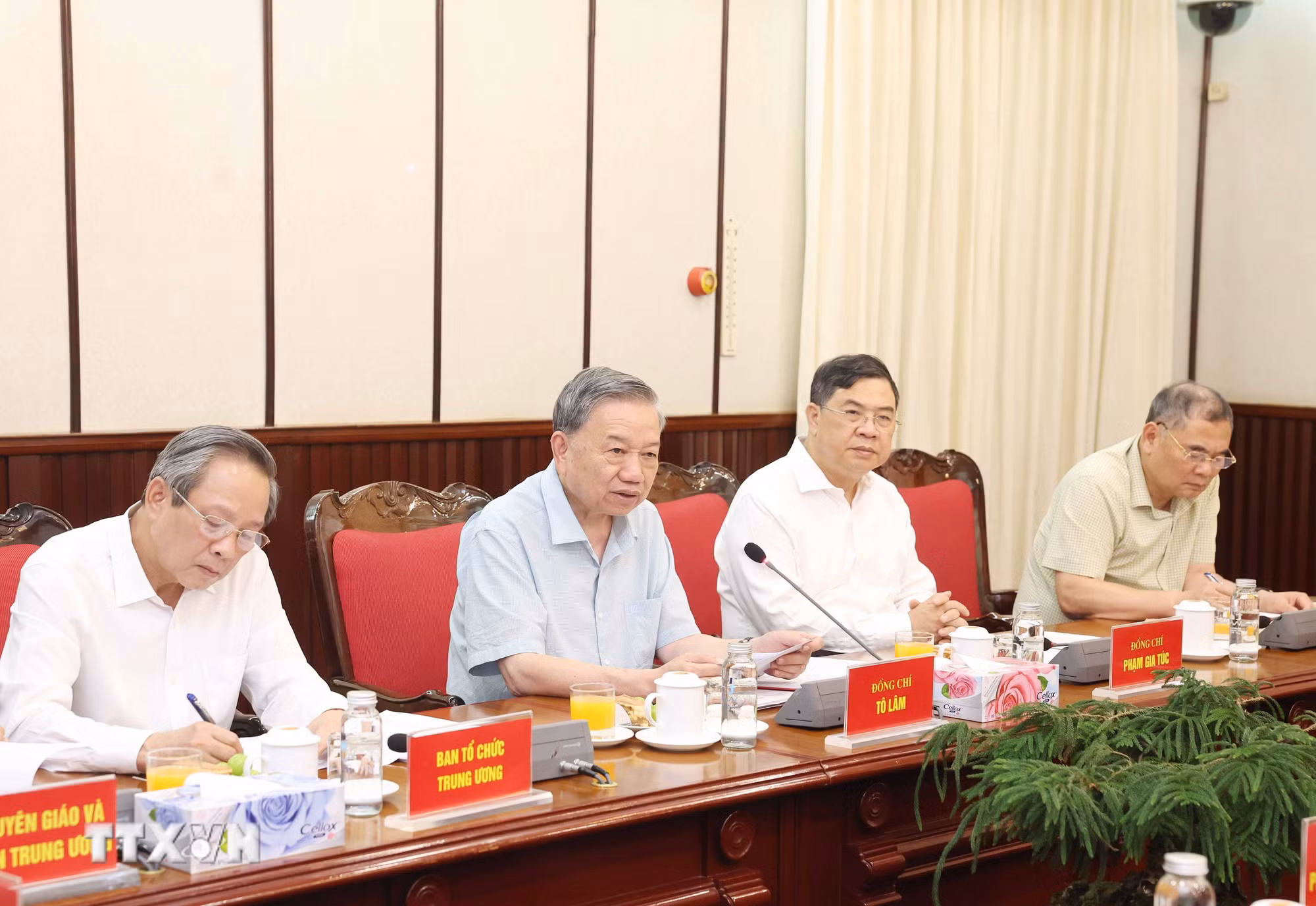 ttxvn-tong-bi-thu-to-lam-chu-tri-hop-ve-trien-khai-nghi-quyet-phat-trien-dot-pha-giao-duc-va-dao-tao-8265367-3.jpg