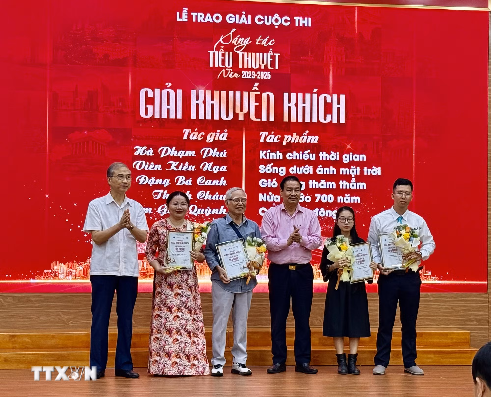 ttxvn-le-trao-giai-cuoc-thi-sang-tac-tieu-thuyet-thoi-bao-van-hoc-nghe-thuat-lan-thu-nhat-2023-2025-8331058.jpg