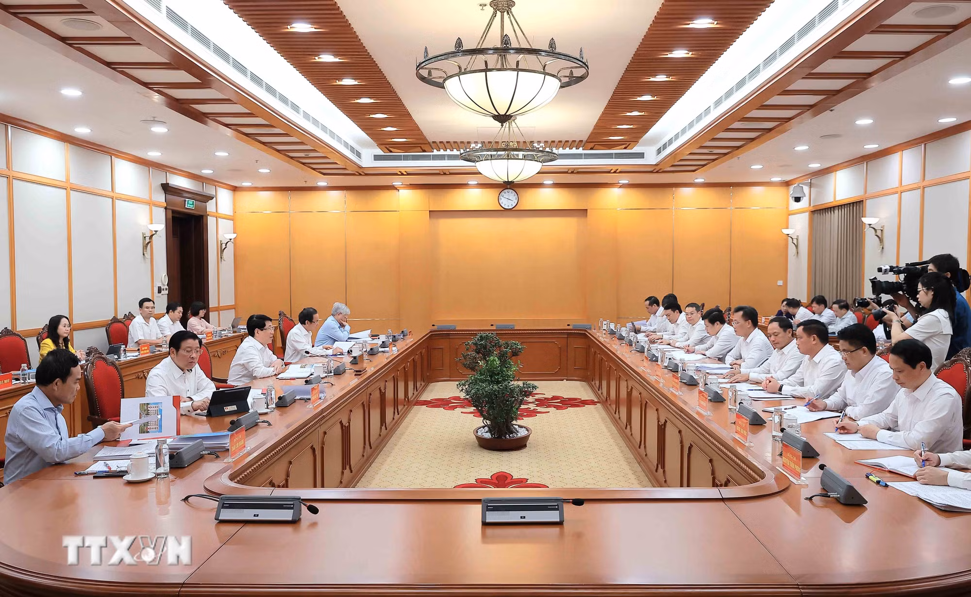 ttxvn-chu-tich-nuoc-luong-cuong-chu-tri-buoi-lam-viec-cua-bo-chinh-tri-voi-ban-thuong-vu-tinh-uy-hung-yen-8265346-1.jpg