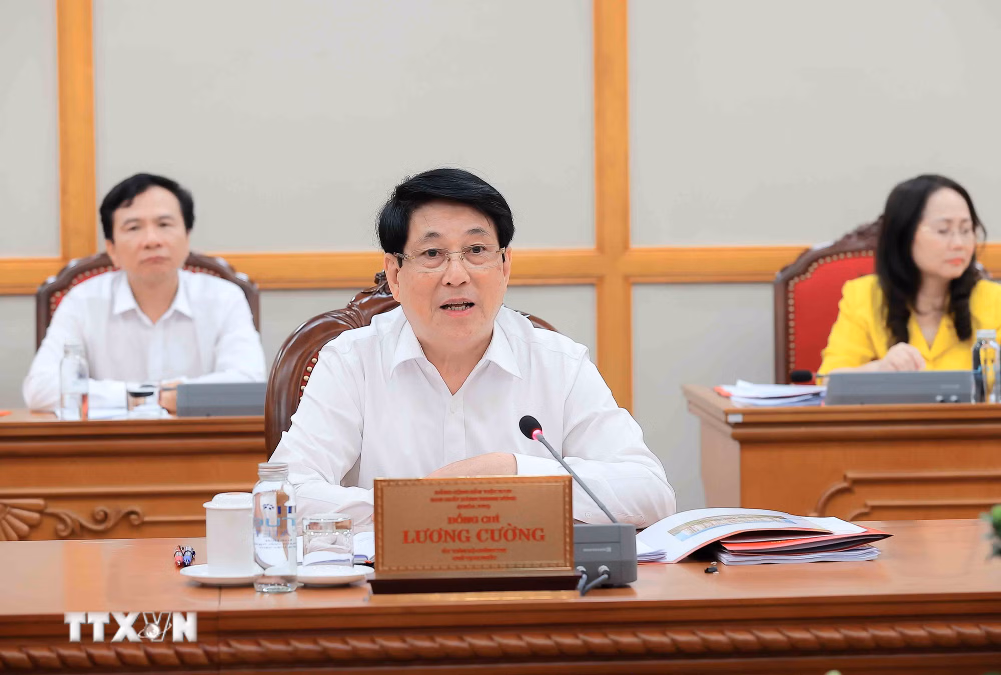 ttxvn-chu-tich-nuoc-luong-cuong-chu-tri-buoi-lam-viec-cua-bo-chinh-tri-voi-ban-thuong-vu-tinh-uy-hung-yen-8265346-5.jpg