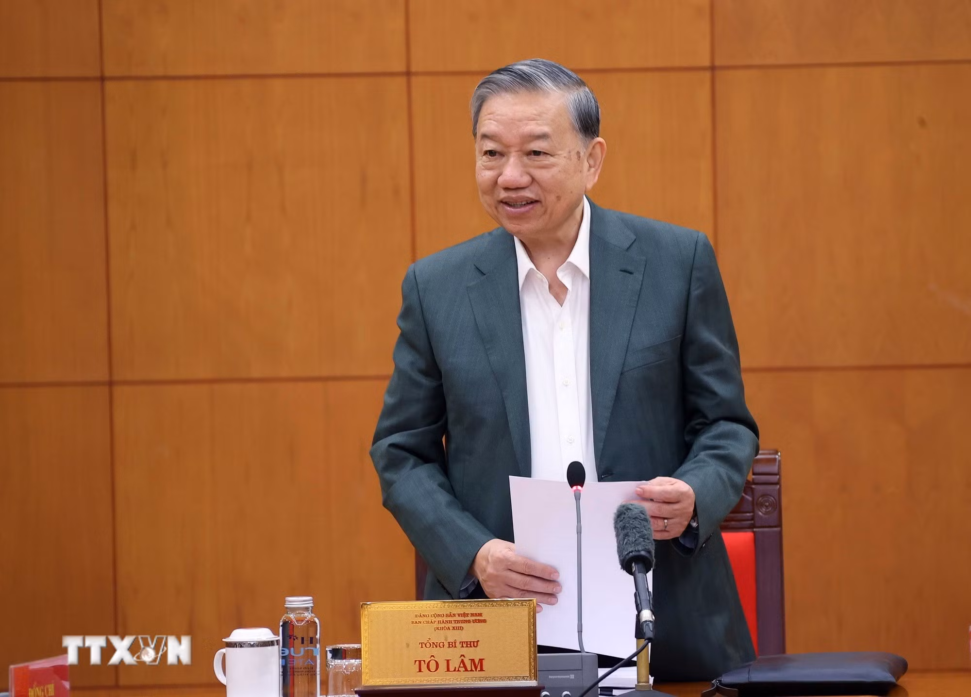 ttxvn-tong-bi-thu-to-lam-chu-tri-buoi-lam-viec-voi-thuong-truc-cac-tieu-ban-dai-hoi-xiv-cua-dang-8459165-4.jpg