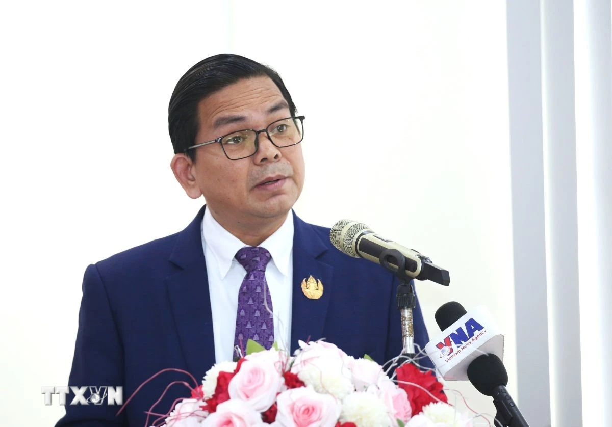 Tiến sỹ Kin Phea - Viện trưởng Viện Quan hệ Quốc tế Campuchia, Viện Hàn lâm Hoàng gia Campuchia (RAC) - phát biểu tại chương trình tọa đàm chuyên đề “Đảng Cộng sản Việt Nam trong kỷ nguyên phát triển mới của Việt Nam.” (Ảnh: Huỳnh Thảo/TTXVN)