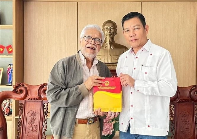 Đại sứ Việt Nam tại Venezuela Vũ Trung Mỹ trao quà lưu niệm cho cựu Đại sứ Venezuela tại Việt Nam Jorge Rondón Uzcátegui. (Ảnh: ĐSQ cung cấp)