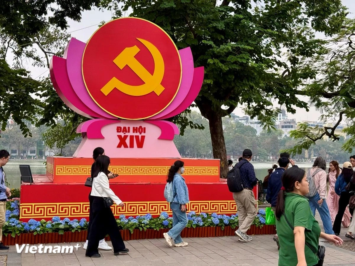 Không gian bên bờ Hồ Hoàn Kiếm, Hà Nội thời gian diễn ra Đại hội XIV. (Ảnh: Thái Hà/Vietnam+)