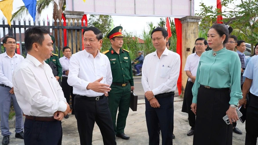 Chủ tịch UBND tỉnh Phạm Anh Tuấn (hàng đầu, thứ 2 từ trái sang) kiểm tra tại khu vực bỏ phiếu số 8 (thôn Chánh Liêm, xã Xuân An). (Nguồn: Báo Gia Lai)