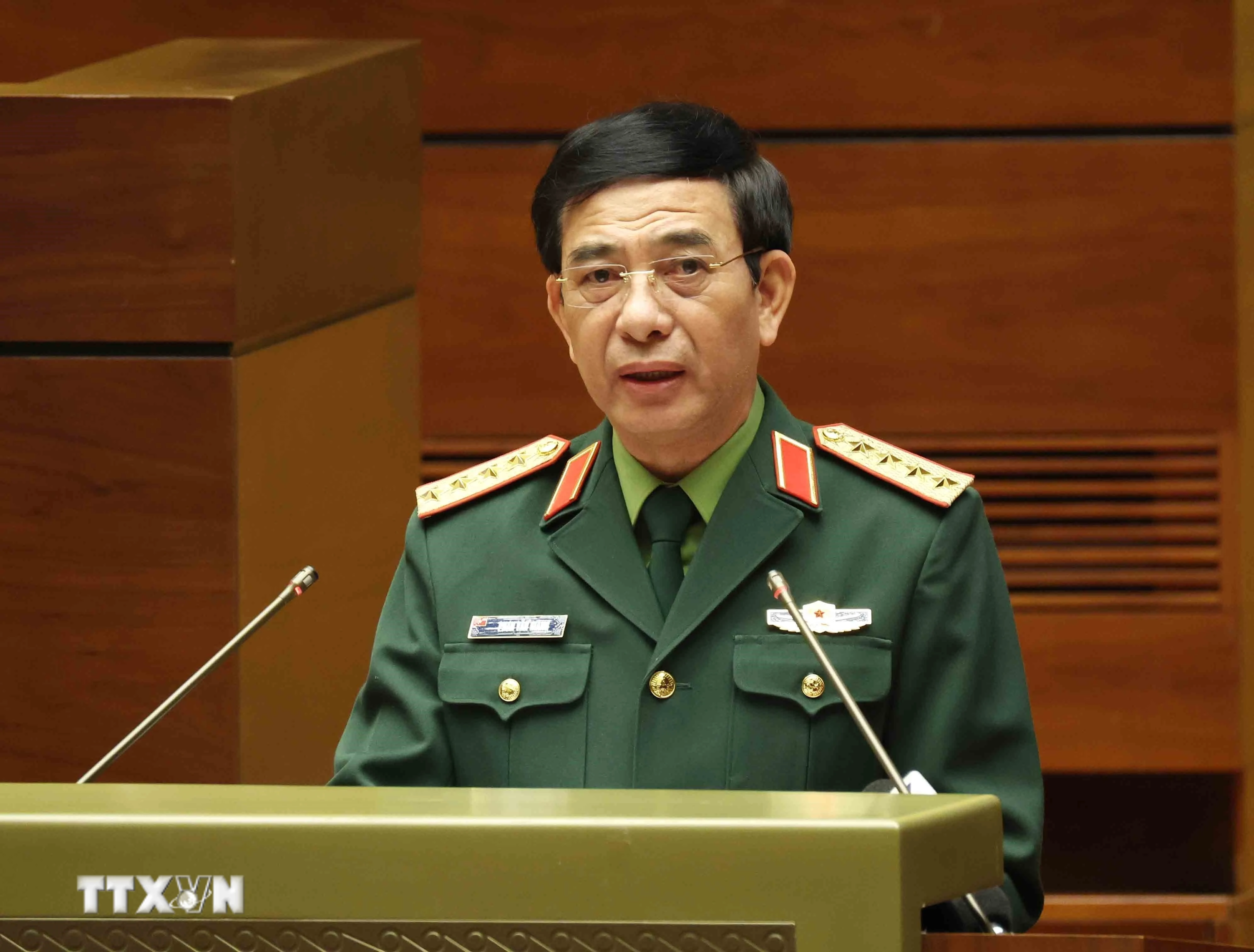 Đại tướng Phan Văn Giang, Ủy viên Bộ Chính trị, Bộ trưởng Bộ Quốc phòng giới thiệu Chuyên đề: "Tư duy, nhận thức mới về Quốc phòng, bảo vệ Tổ quốc của Đại hội XIV". (Ảnh: Phương Hoa/TTXVN)