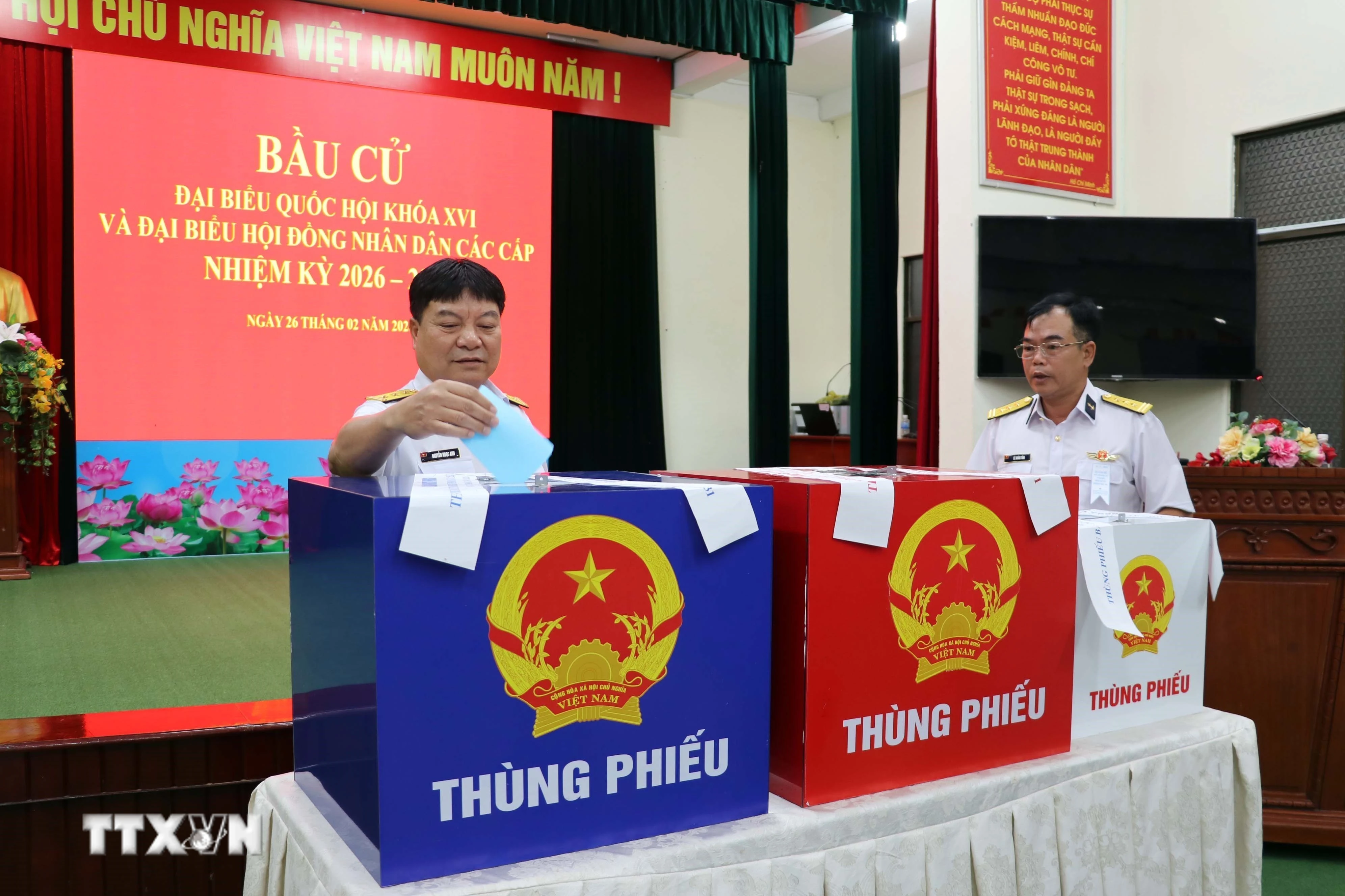 Cử tri bỏ phiếu bầu tại Khu vực bỏ phiếu số 1 (Hải đoàn 129 Hải quân). (Ảnh: Đoàn Mạnh Dương/TTXVN)