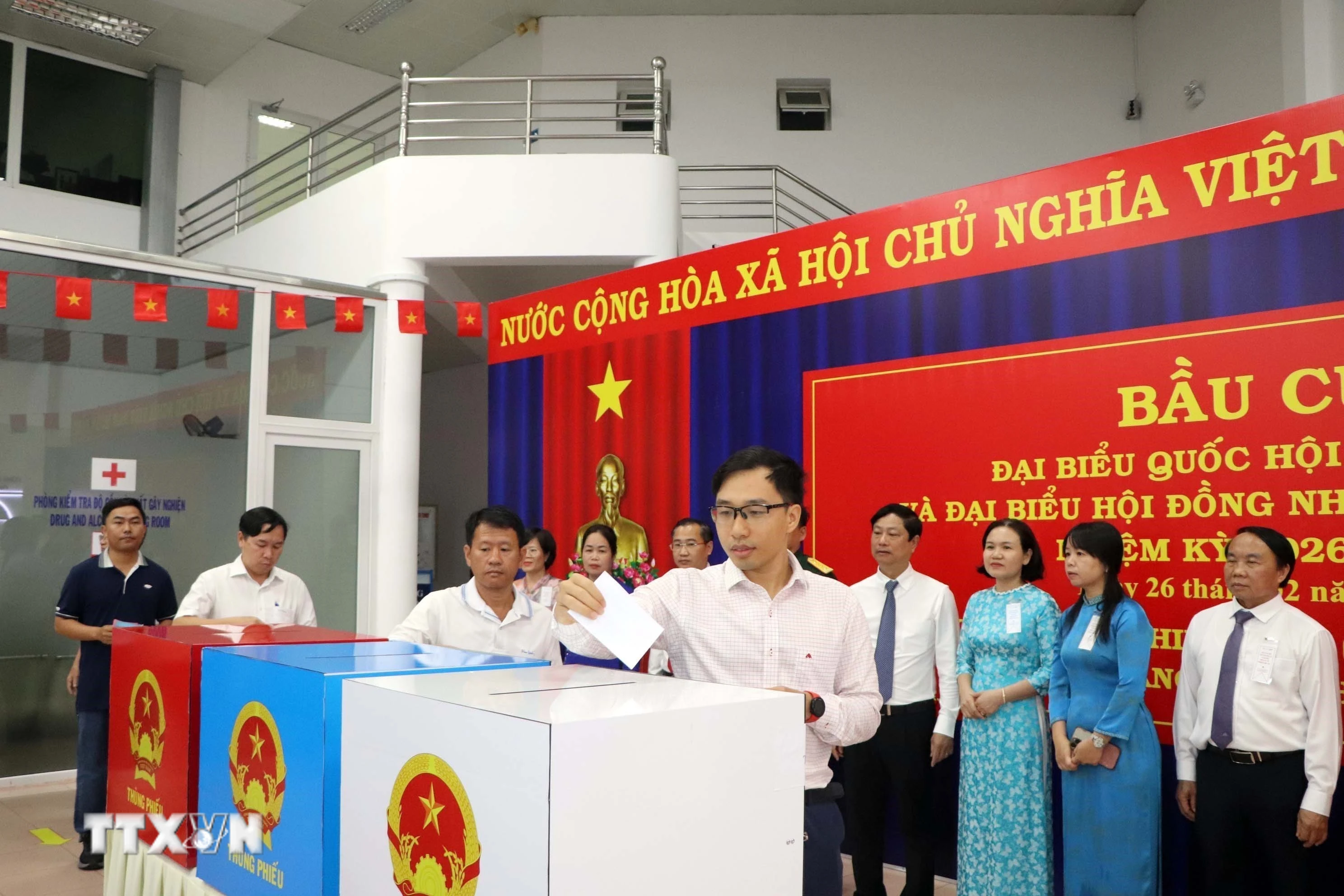 Cử tri bỏ phiếu tại Khu vực bỏ phiếu số 4 (Sân bay Vũng Tàu). (Ảnh: Huỳnh Ngọc Sơn/TTXVN)