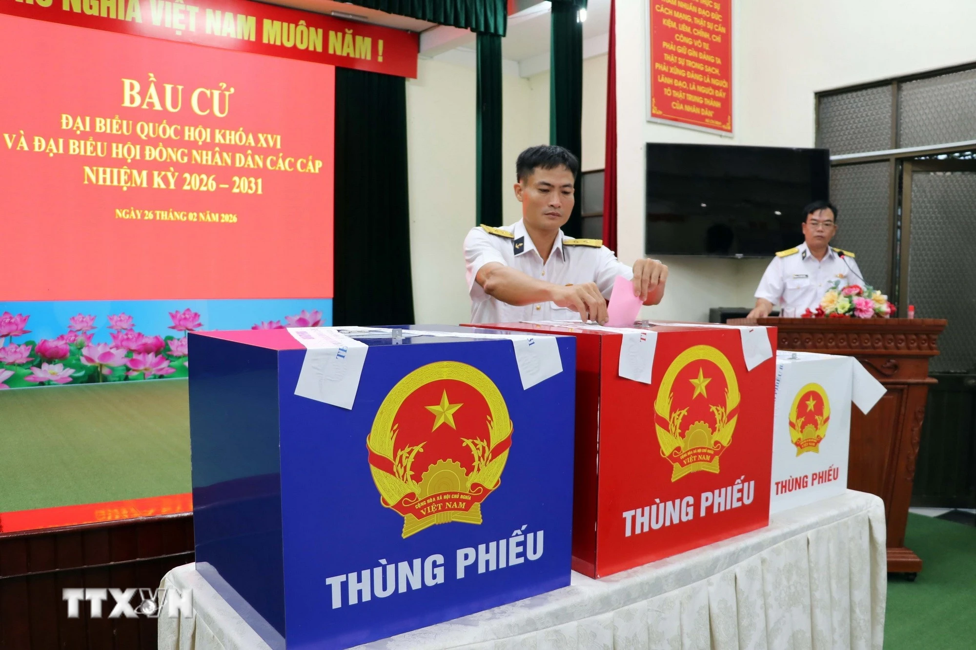 Cử tri bỏ phiếu bầu tại Khu vực bỏ phiếu số 1 (Hải đoàn 129 Hải quân). (Ảnh: Đoàn Mạnh Dương/TTXVN)