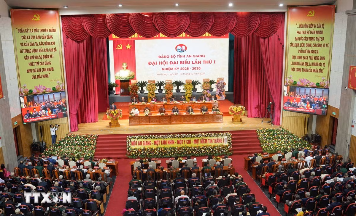 ttxvn-dai-tuong-phan-van-giang-du-dai-hoi-dai-bieu-dang-bo-tinh-an-giang-5.jpg
