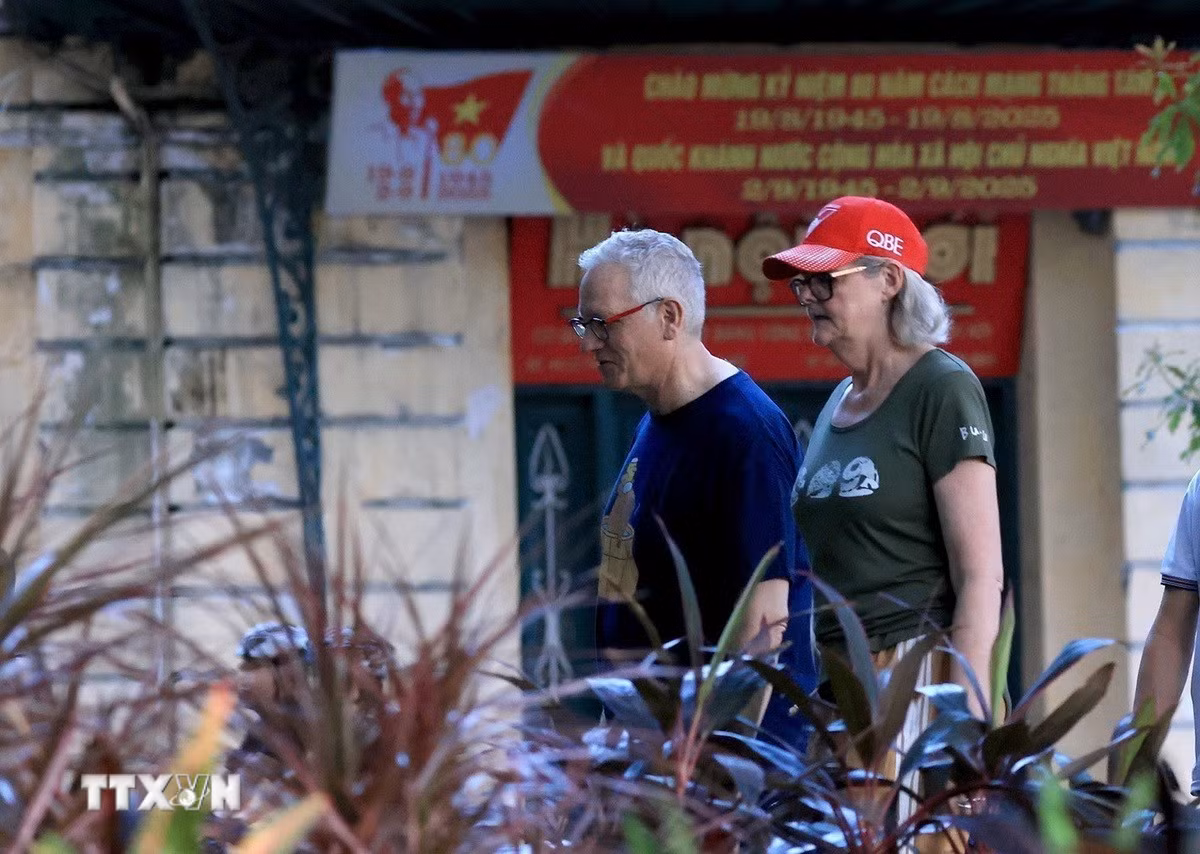 ttxvn-toan-quyen-australia-tan-bo-quanh-ho-guom-15.jpg