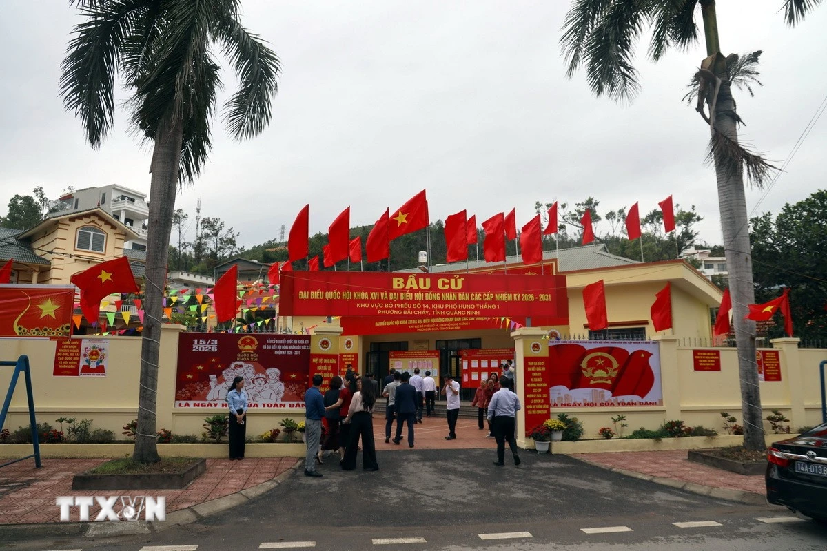 Các nhà văn hóa nơi diễn ra bầu cử cũng được trang trí rực rỡ cờ hoa. (Ảnh: Đức Hiếu/TTXVN)