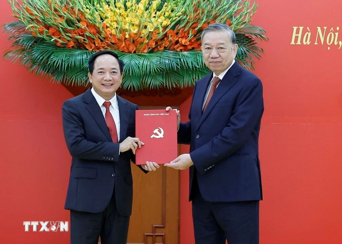 Tổng Bí thư Tô Lâm trao Quyết định của Bộ Chính trị điều động, phân công, bổ nhiệm đồng chí Trịnh Văn Quyết giữ chức Trưởng Ban Tuyên giáo và Dân vận Trung ương. (Ảnh: Thống Nhất/TTXVN)