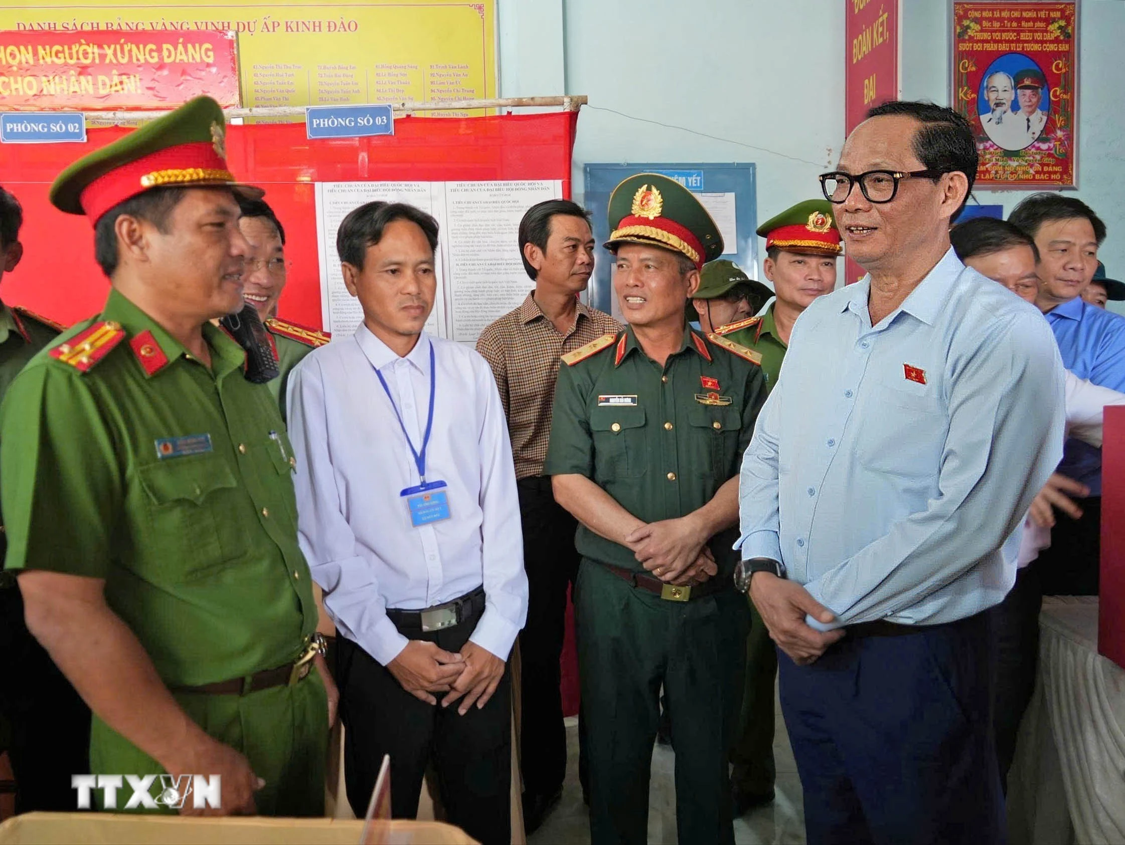 Phó Chủ tịch Quốc hội Trần Quang Phương (bên phải) kiểm tra công tác bầu cử tại điểm bỏ phiếu số 1 (ấp Kênh Đào, xã Đất Mũi). (Ảnh: Huỳnh Anh/TTXVN)