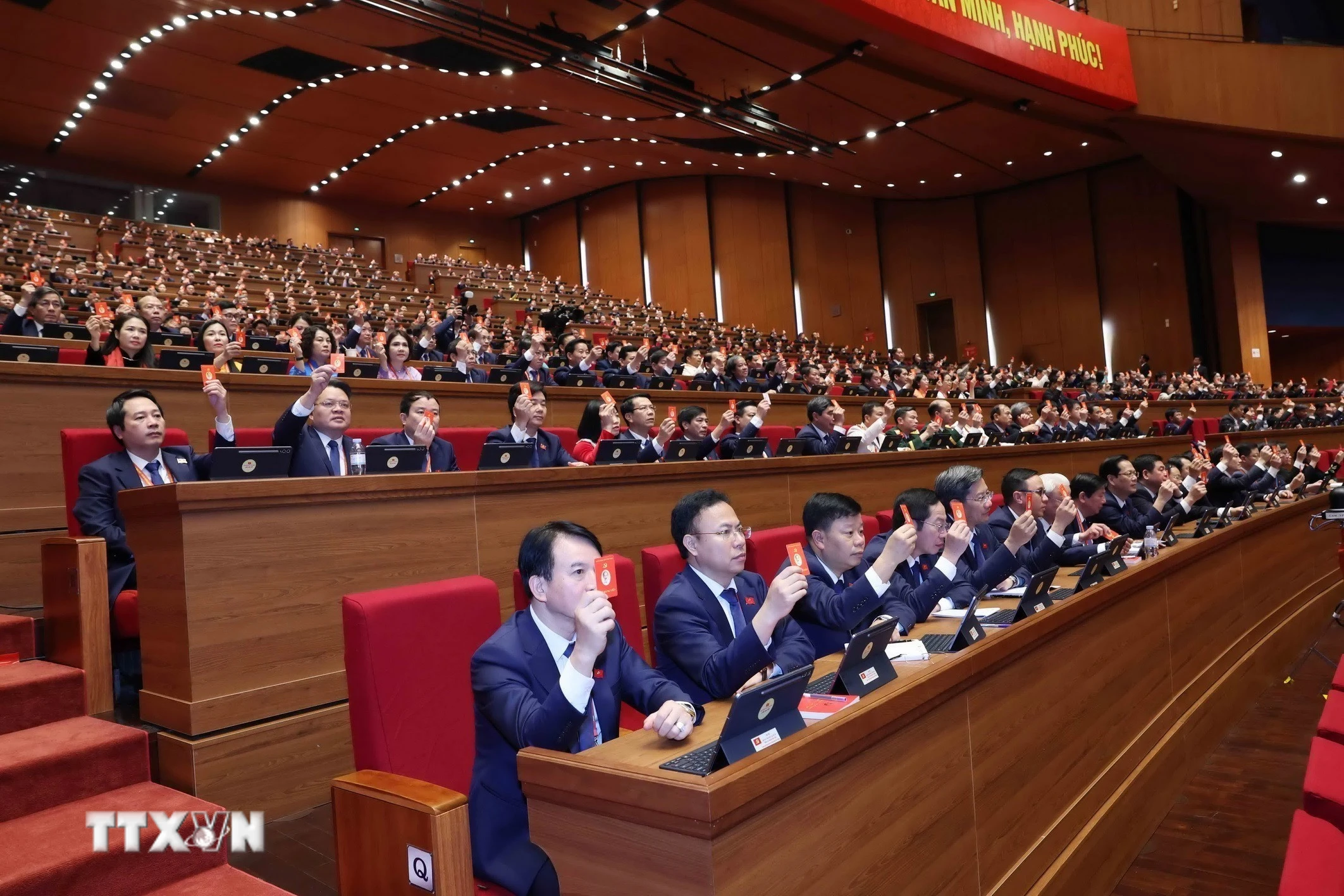 Đại biểu biểu quyết tại Đại hội. (Ảnh: TTXVN)