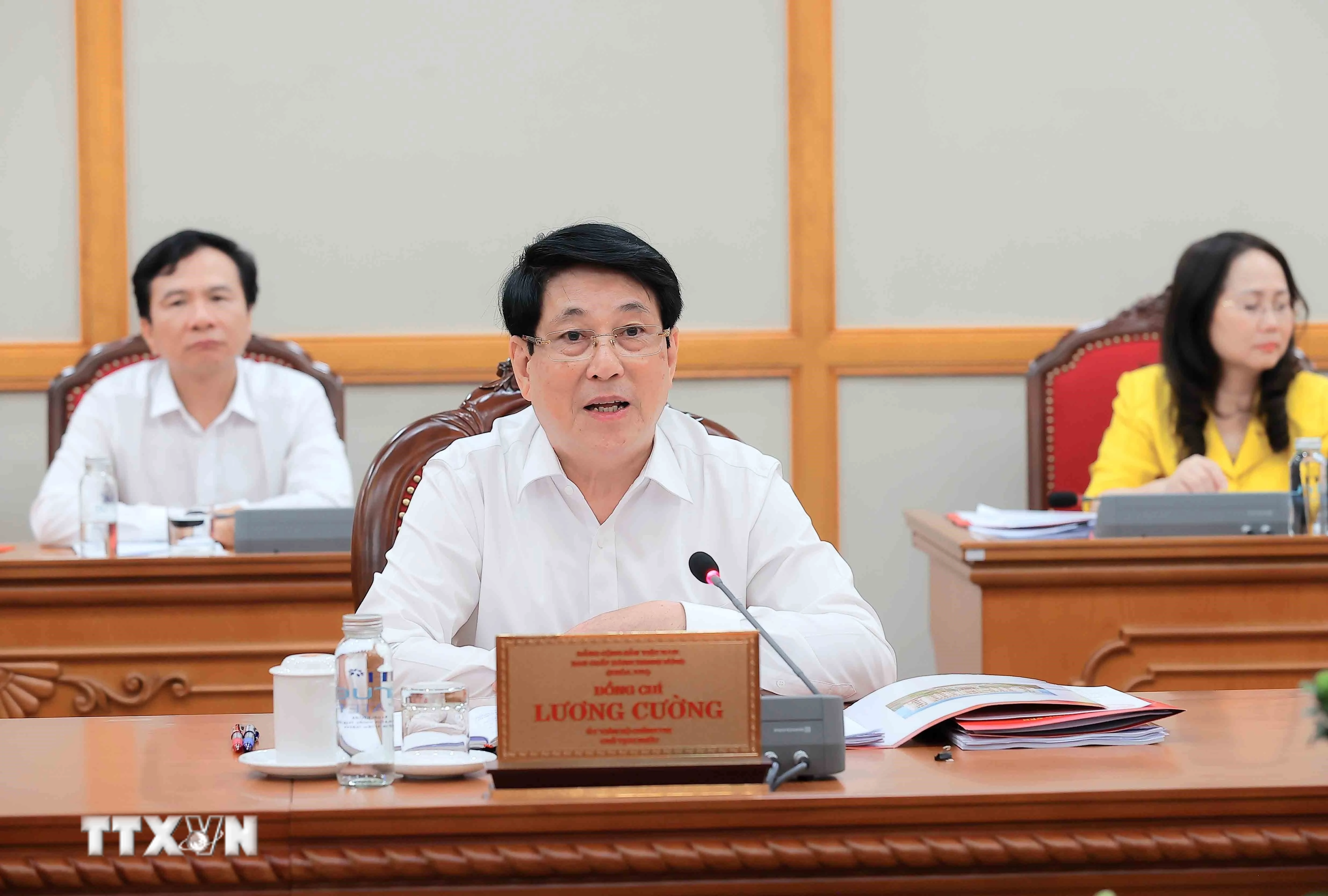 Chủ tịch nước Lương Cường chủ trì buổi làm việc của Bộ Chính trị với Ban Thường vụ Tỉnh ủy Hưng Yên. (Ảnh: An Đăng/TTXVN)