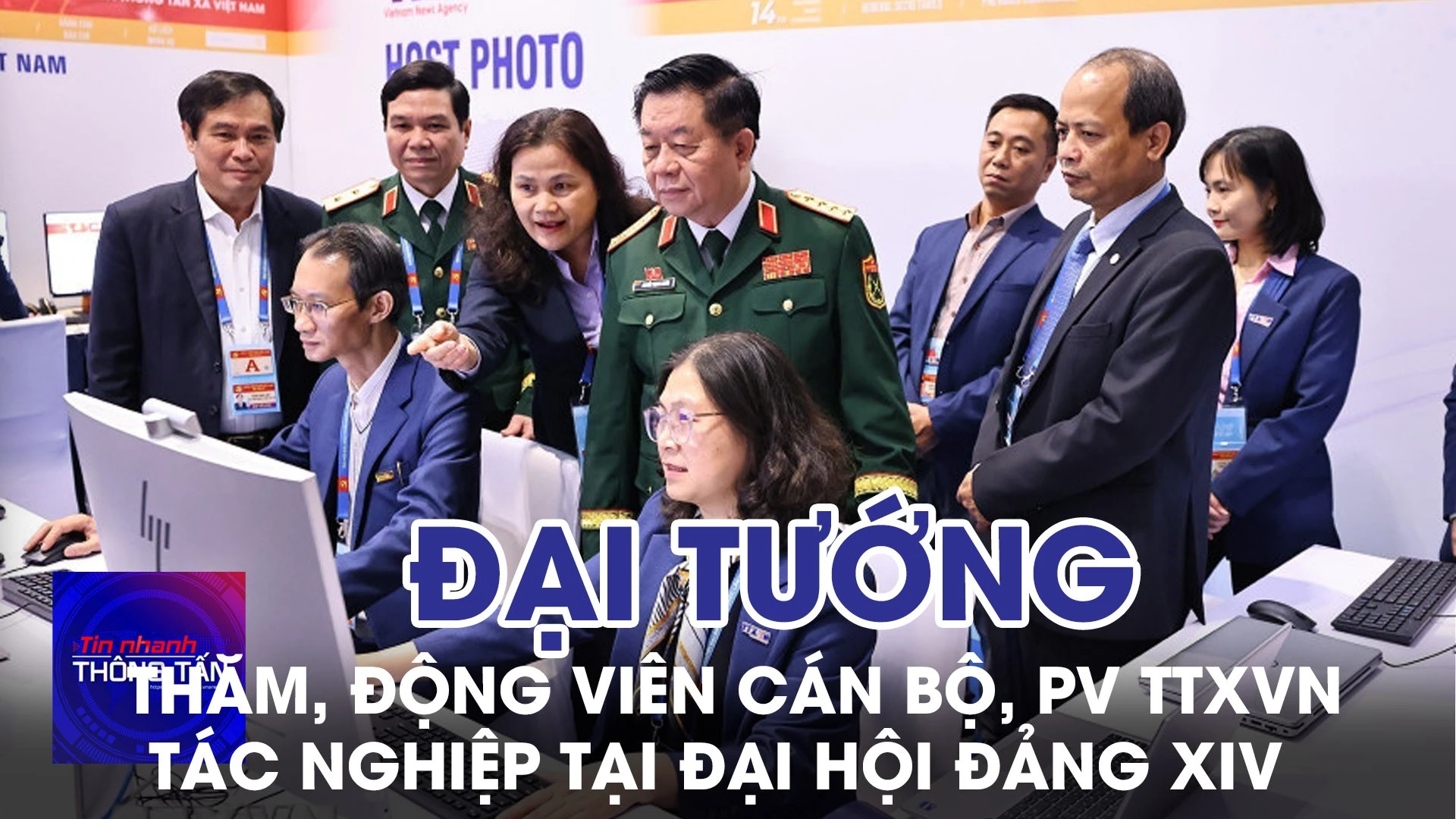 Đại tướng Nguyễn Trọng Nghĩa thăm, động viên cán bộ, PV TTXVN tác nghiệp tại Đại hội Đảng XIV