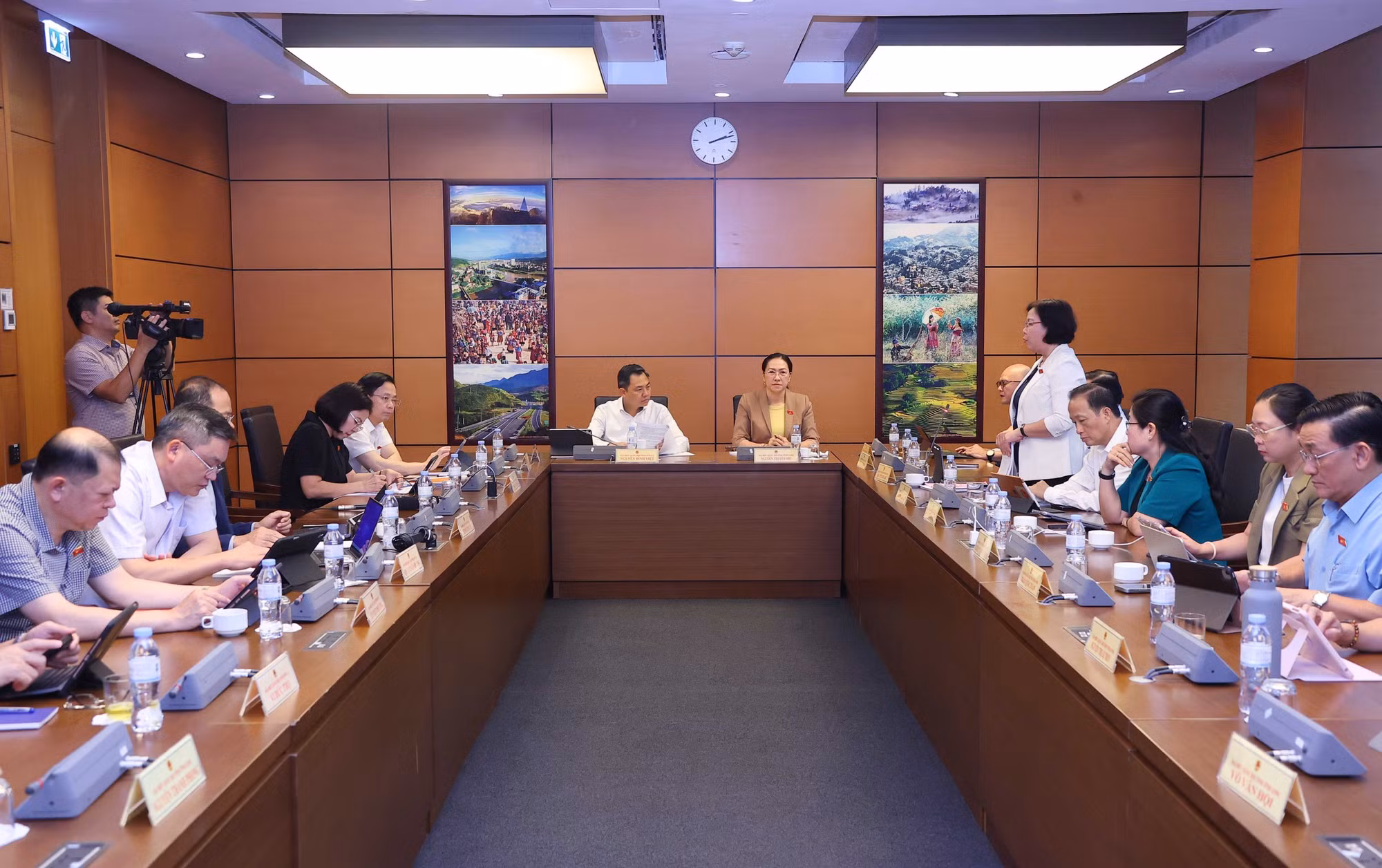 vna-potal-quoc-hoi-thao-luan-o-to-ve-cac-bao-cao-cong-tac-nhiem-ky-cua-chu-tich-nuoc-chinh-phu-quoc-hoi-8352433.jpg