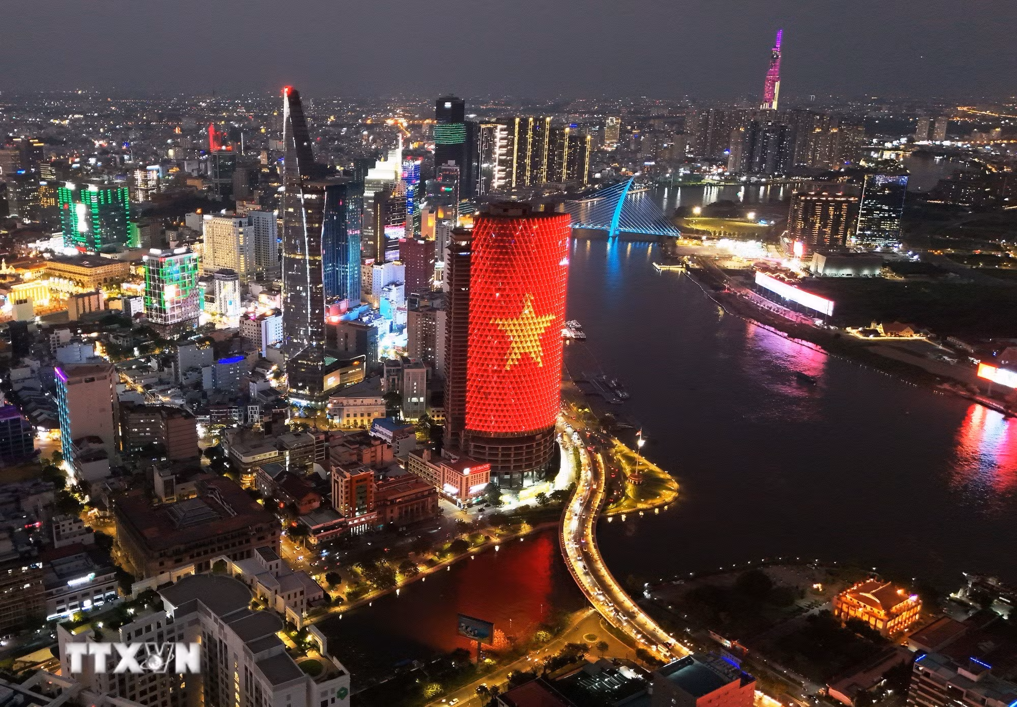ttxvn-trung-tam-tp-ho-chi-minh-lung-linh-sac-mau-chao-mung-dai-hoi-xiv-cua-dang-3-resize.jpg