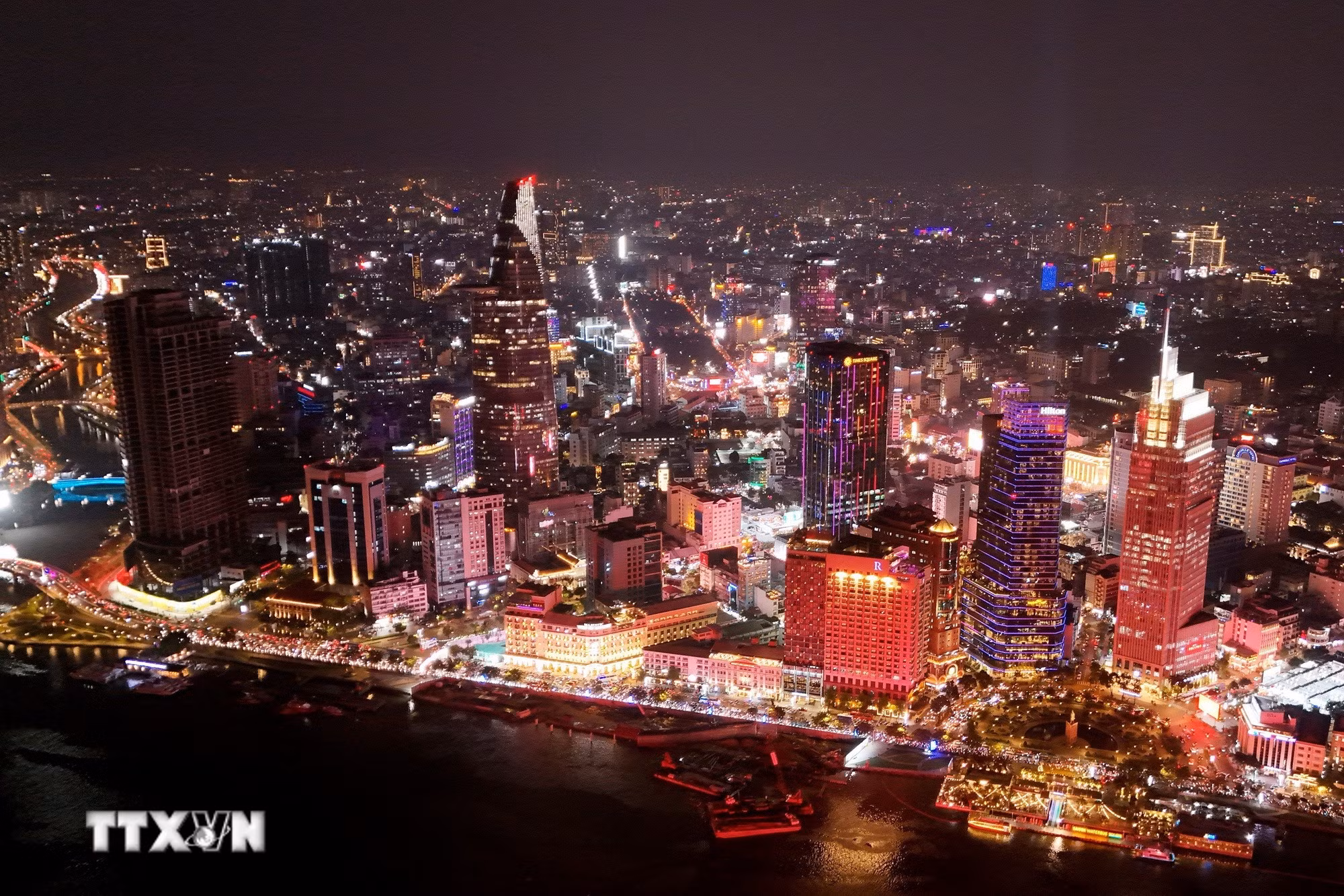 ttxvn-trung-tam-tp-ho-chi-minh-lung-linh-sac-mau-chao-mung-dai-hoi-xiv-cua-dang-9-resize.jpg