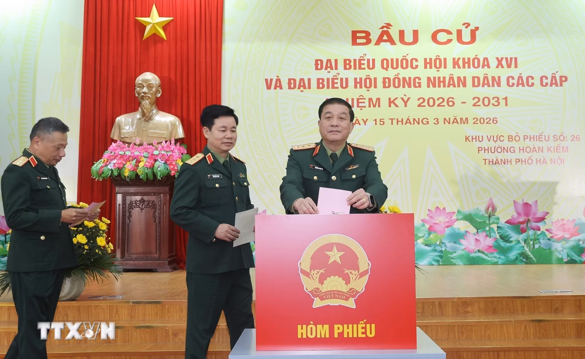 ttxvn-chu-tich-nuoc-luong-cuong-bau-cu-tai-phuong-hoan-kiem-ha-noi-4.jpg