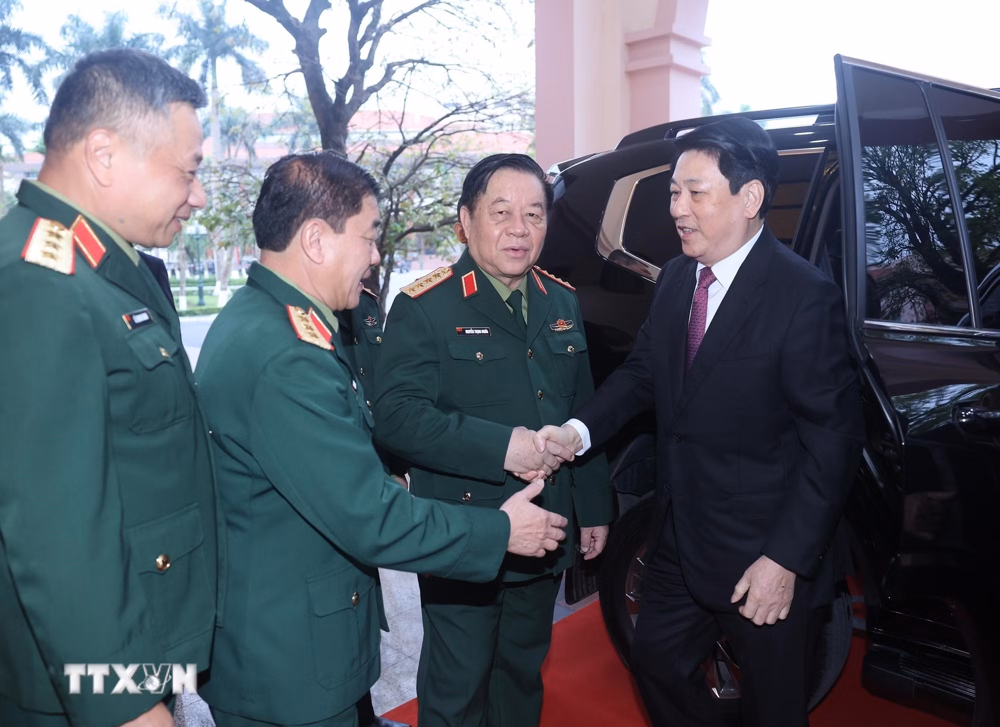 ttxvn-chu-tich-nuoc-luong-cuong-bau-cu-tai-phuong-hoan-kiem-ha-noi-2.jpg