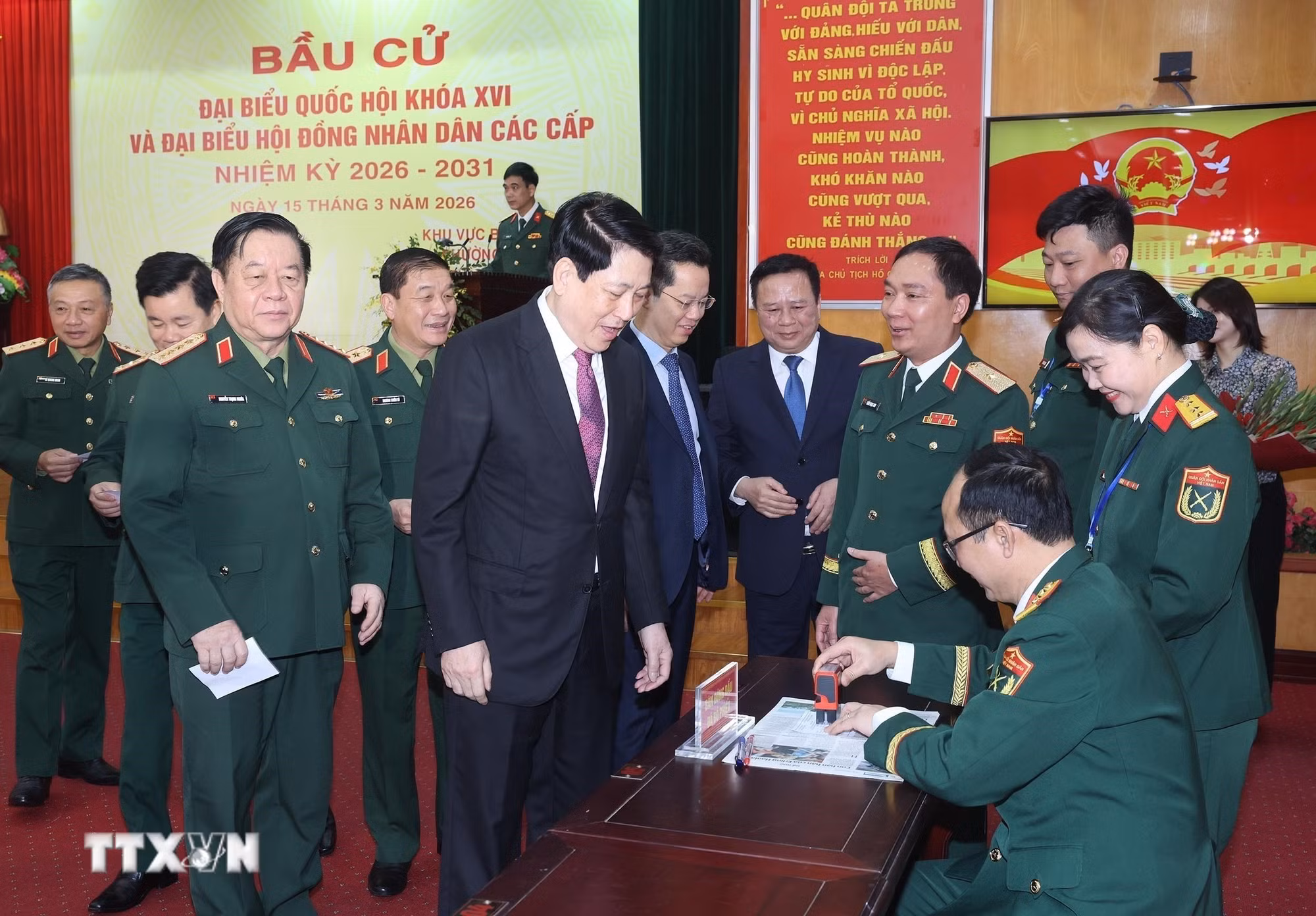 ttxvn-chu-tich-nuoc-luong-cuong-bau-cu-tai-phuong-hoan-kiem-ha-noi-3.jpg