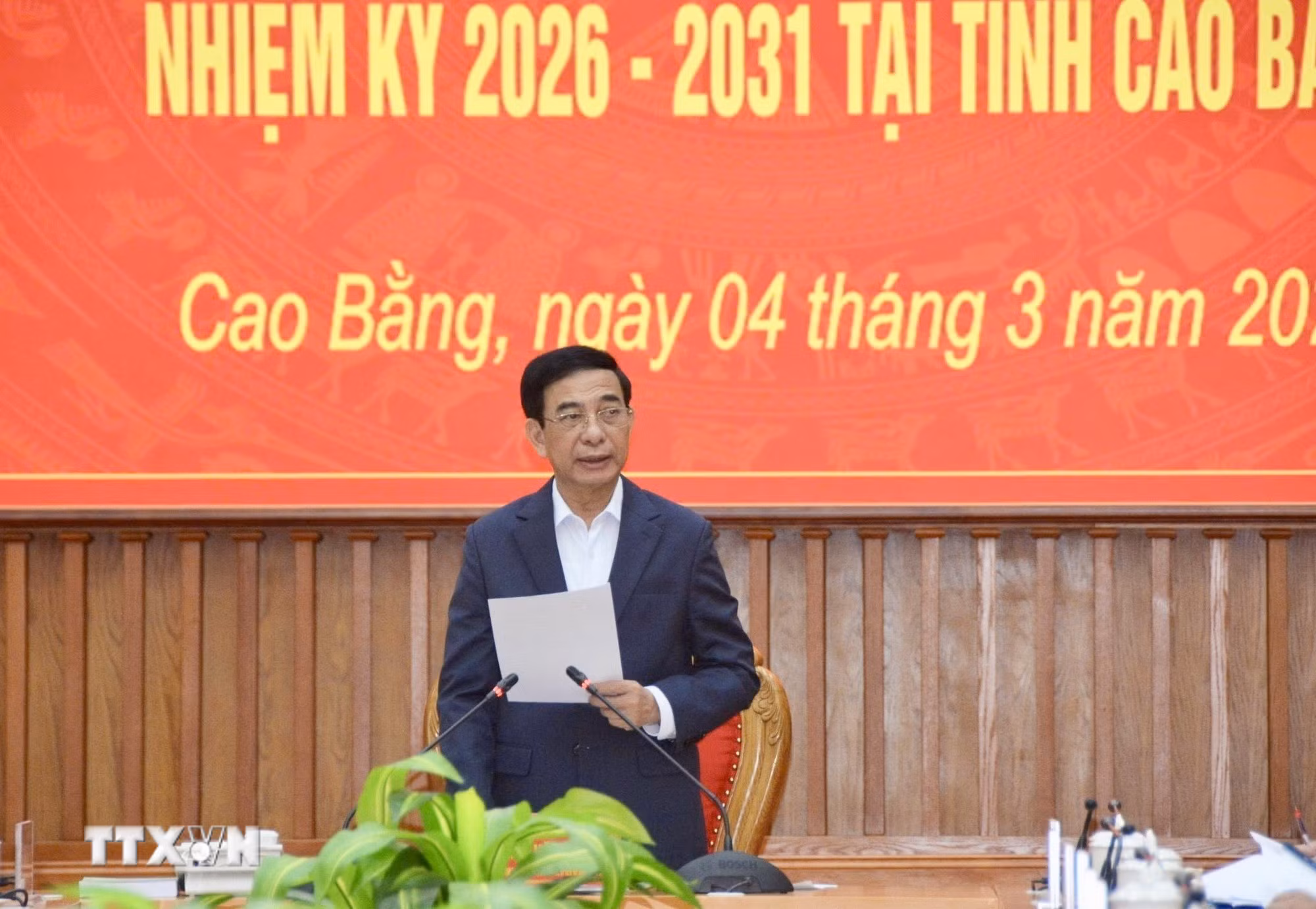 ttxvn-dai-tuong-phan-van-giang-kiem-tra-cong-tac-bau-cu-tai-tinh-cao-bang-2-resize.jpg